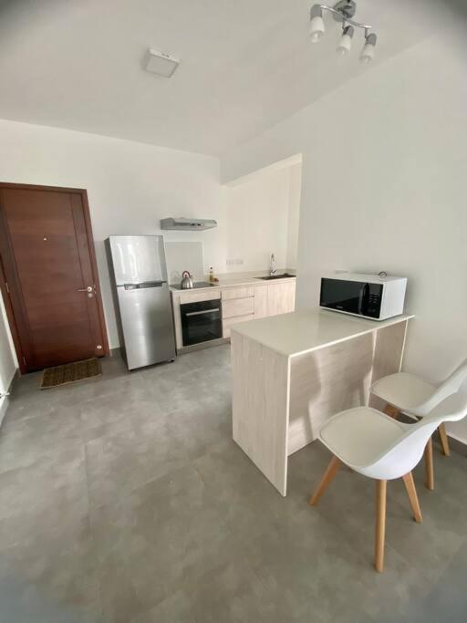 Sandstone Apartment A Walk To The Beach Flic-en-Flacq Esterno foto