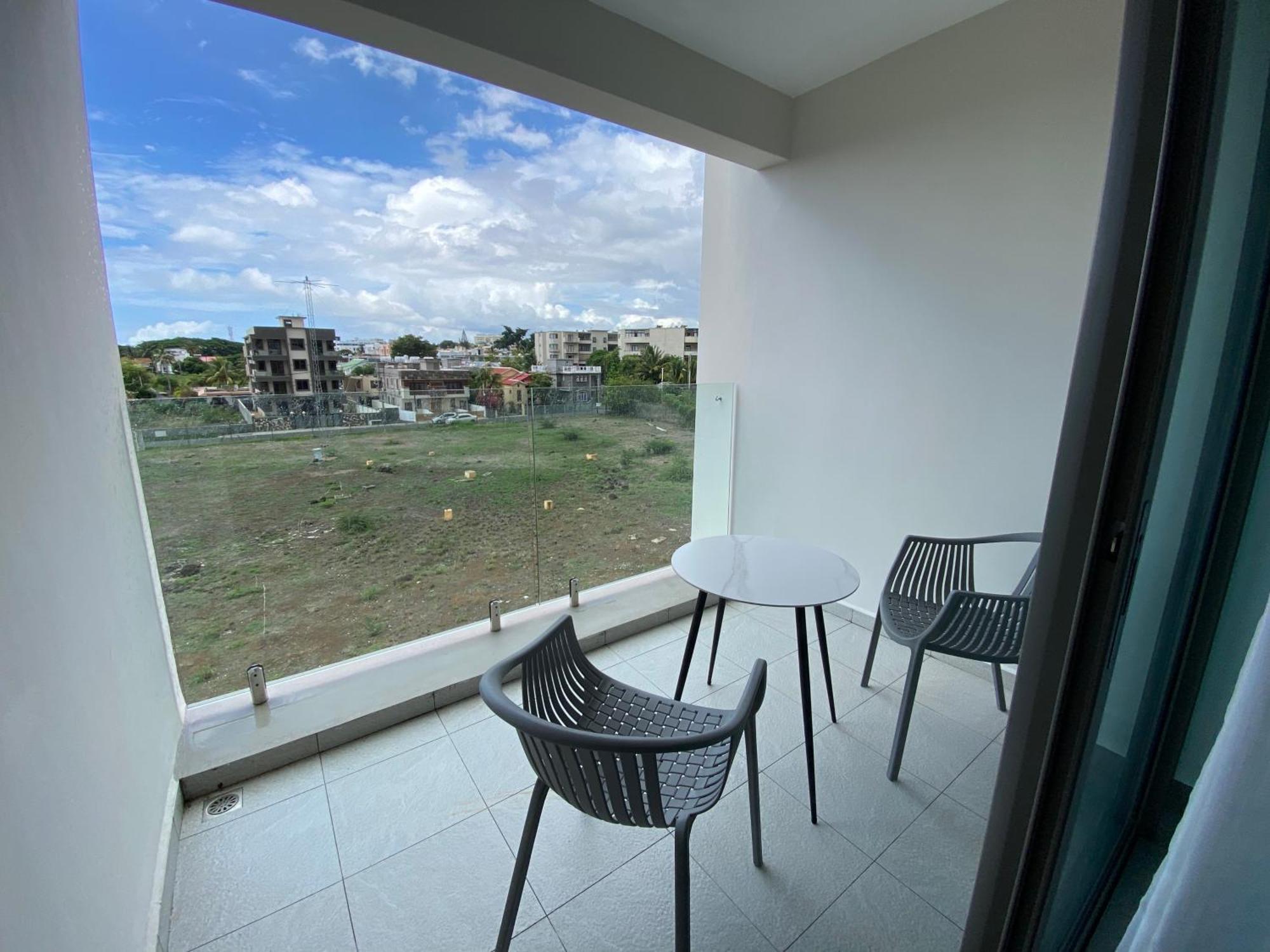 Sandstone Apartment A Walk To The Beach Flic-en-Flacq Esterno foto