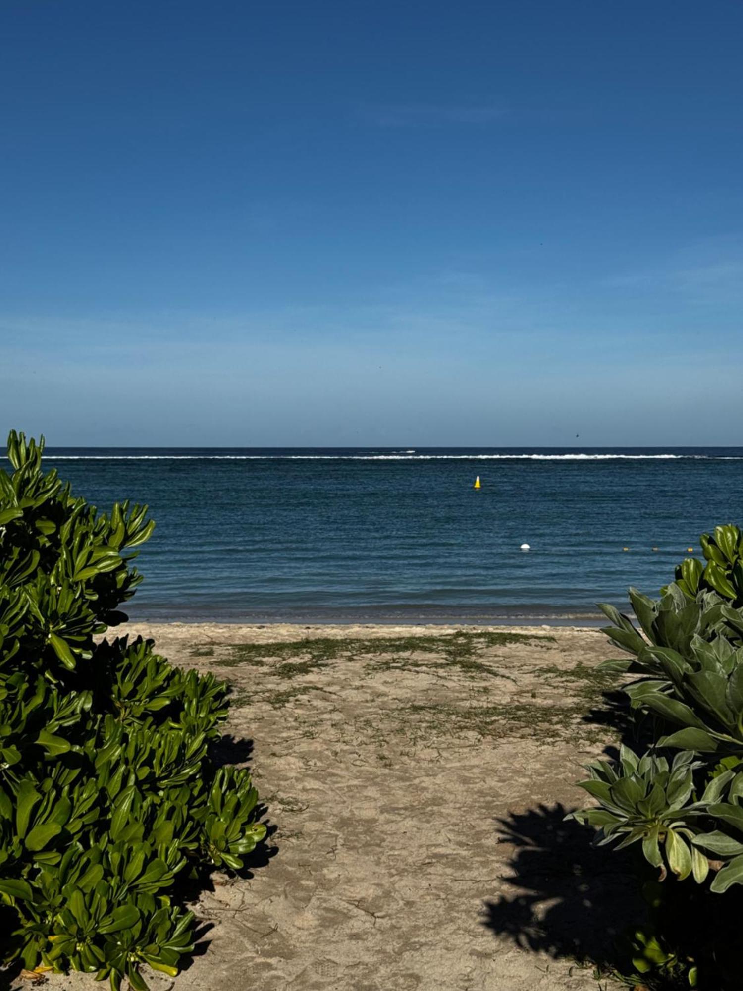 Sandstone Apartment A Walk To The Beach Flic-en-Flacq Esterno foto